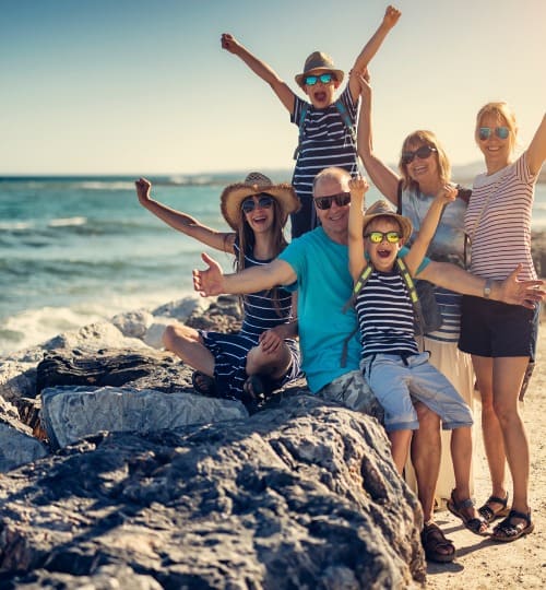 Família feliz na praia